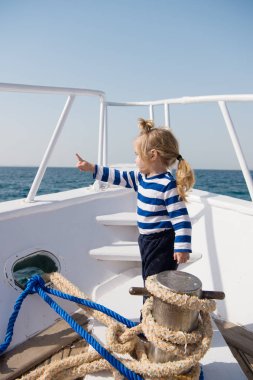 Bebek çocuk tatil deniz yolcu gemisi tadını çıkarın. Çocuk denizci. Deniz gezen erkek denizci. Boy denizci çizgili gömlek deniz yat dünya çapında seyahat. Küçük deniz yolcusu. Plaj arıyor ve gitmeliyiz.