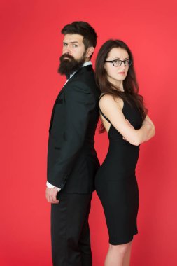 ilişkilerde muhalefet. aşık seksi çift. smokin ve siyah elbiseli formanl çift. zarif moda ve güzellik. romantik tarih. iş ortaklığı. erkek ve kadın ters yönde durmak