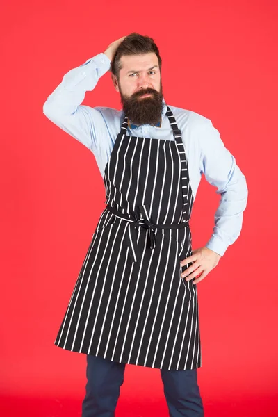 J'ai besoin d'une nouvelle coiffure. Hommes coiffeur toucher les cheveux de la tête. Un barbu portant un tablier de coiffeur. Hipster élégant dans un tablier de travail élégant. Coiffeur chez le coiffeur. Salon de coiffure ou salon de coiffure — Photo