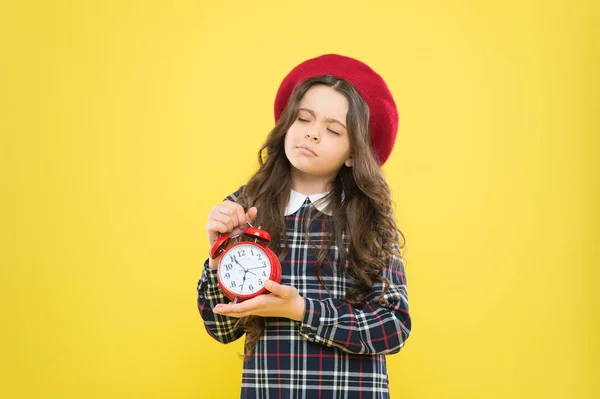 Preparar despertador. Criança menina segurar relógio vermelho. Está na hora. Sempre a horas. Nunca é tarde demais. Defina seu próprio ritmo de vida. Conceito de happy hours. Programação e timing. Menina com despertador — Fotografia de Stock