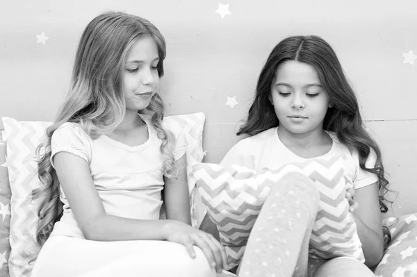 Kız kardeşlerin iletişimi. Güzel pijamalı kızlar yatak odasında birlikte vakit geçirirler. Kız kardeşler yatak odasında dinlenirken iletişim kurarlar. Aile zamanı. Çocuklar rahatlar ve akşamları eğlenirler. Kız kardeşler boş vakit geçirir. — Stok fotoğraf