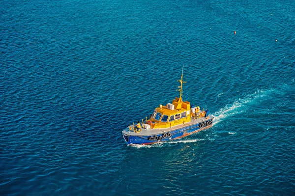 Bridgetown, Barbados - 12 de dezembro de 2015: barco de resgate piloto flutua em mar azul. Transporte e transporte de pilotos marítimos para resgate de pessoas. Barco de resgate laranja na água.Barco flui para resgatar pessoas — Fotografia de Stock