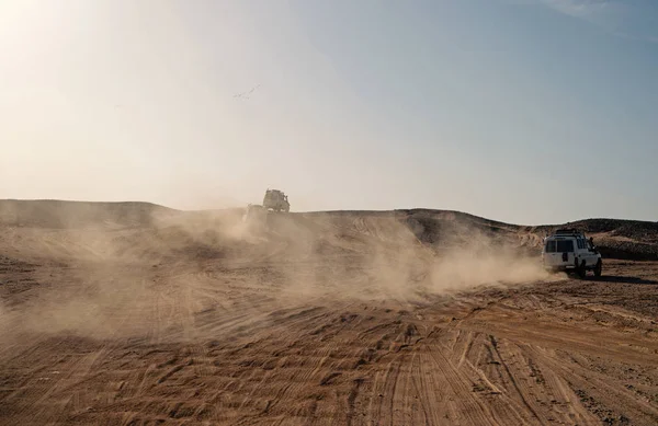 Competition racing challenge desert. Car overcome sand dunes obstacles. Car drives offroad with clouds of dust. Offroad vehicle racing obstacles in wilderness. Endless wilderness. Race in sand desert — Stock Photo, Image