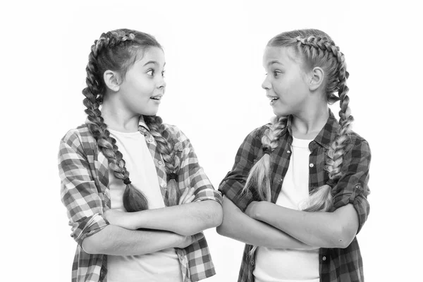 Ondersteuning van vriendschap en vertrouwen. Sisterhood doelen. Zusters geïsoleerd samen witte achtergrond. Zusterlijke relatie. Sisterhood is onvoorwaardelijke liefde. Meisjes cool vertrouwen zusters met gevouwen armen — Stockfoto