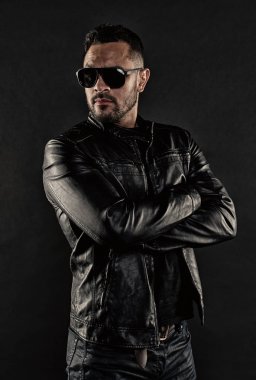 Sakallı adam şık bir görünüme sahiptir. Musuclar sporcu trendy kıyafetler içinde. Acımasız maço deri ceketli. Sakallı adam moda güneş gözlüğü. Erkek cinsellik ve cazibe. Moda modeli Güneş gözlüğü