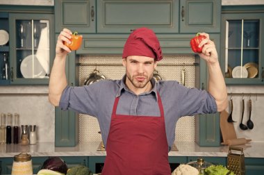 Yaşam için gıda. Ellerinde biber oğlan. Adam enerji diyet. Yaşam enerjisi için sağlıklı gıda