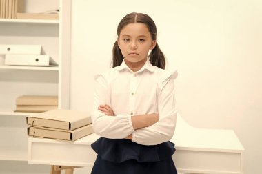 Düşünme kavramı. Düşünme kızla ciddi bakın. Düşünme süreci. Ben farklı düşünüyorum