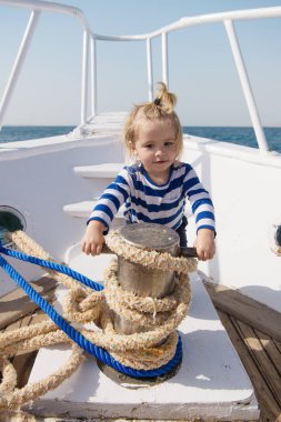 Macera zamanı. Eğer animatör adımları takip seçerseniz her gün hiç bitmeyen parti gibi görünecektir. Bebek deniz gezisi keyfini çıkarın. Erkek denizci deniz seyahat. Boy deniz yat dünya çapında seyahat. Deniz yolcusu