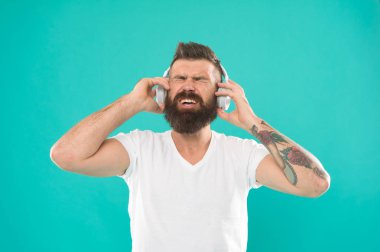 Şık ve yakışıklı müzik aşığı. Kulaklıklı adam. Ücretsiz online müzik kaynakları tüm biraz farklı çalışmak ve birçok farklı özelliklere sahip. Müzik çizelgesi. Sakallı olgun hipster müzik dinleme