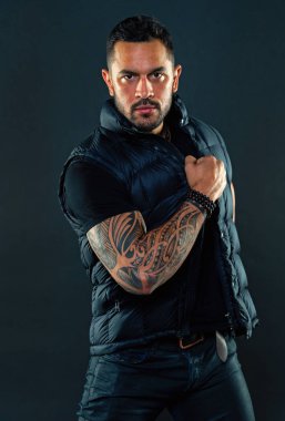 Güçlü kol cilt üzerinde dövme olan adam. Trendy kıyafetler dövmeli adam. Güven ve karizması ile moda maço. Tıraşsız yüzündeki sakallı dövme modeli. Moda veya stil ve eğilim