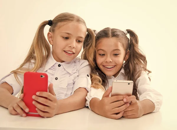 Online-Bildung für digitale Kinder mit glücklichen Gesichtern. Online-Bildung. glückliche Kinder mit digitalen Geräten - Smartphones. Wir leben im digitalen Zeitalter — Stockfoto