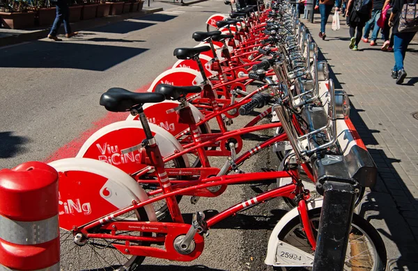 Барселона, Испания - 30 марта 2016 года: прокат велосипедов. Вью Бисинг байкс. Общественный транспорт на велосипеде. Экскурсия по городу и путешествие на велосипеде. Летние каникулы и похоть на велосипеде — стоковое фото