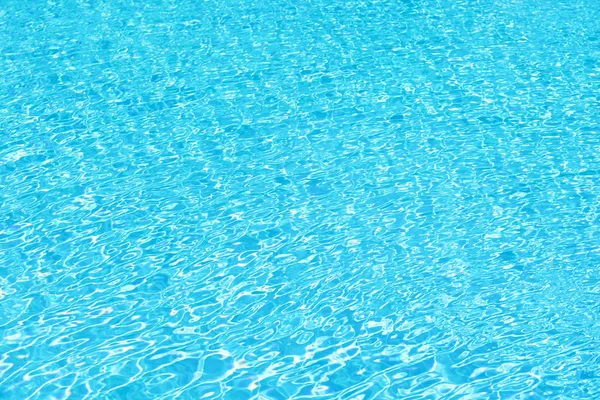 Cours de natation. fond marin. Vie à la plage de Malibu. fond d'eau de mer. sous l'eau. vacances d'été. piscine d'hôtel de luxe. piscine ou eau de mer. Eau claire transparente dans la piscine — Photo