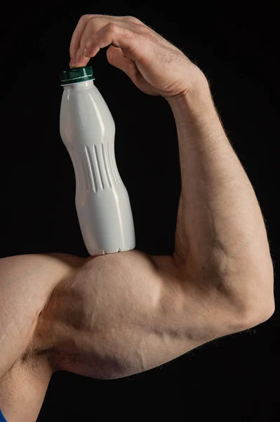 Mannenhand van gespierde man met de biceps, triceps, drank fles — Stockfoto