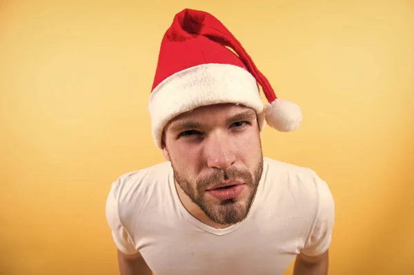 赤いクリスマス帽子と白 t シャツでマッチョ — ストック写真