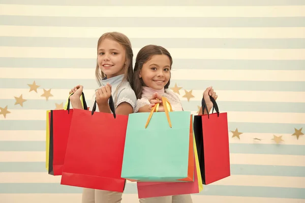 Sonhe com todas as meninas comprando junto com o melhor amigo. Meninas crianças melhores amigos segurar um monte de sacos de compras. Venda sazonal e desconto. Possível comprar a felicidade. Amigos irmãs felizes com sacos — Fotografia de Stock