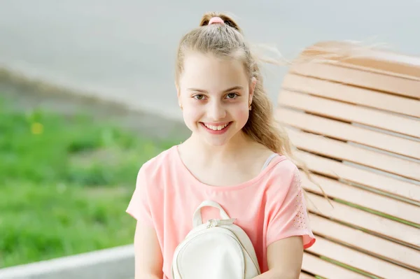 Sentindo-se bonito e elegante. Menina da moda adorável sorrindo no dia de verão. Criança feliz vestindo roupas elegantes. Aparência na moda de modelo de pequena moda — Fotografia de Stock