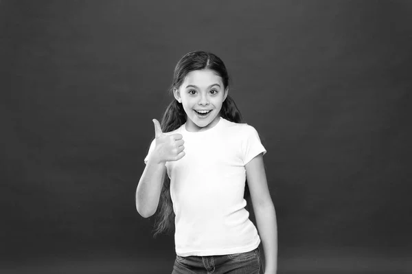 Aproveite cada momento. Menina feliz criança com cabelos longos no fundo vermelho. Felicidade e alegria. Emoções positivas. Cuidados infantis e educação. Kid sorrindo rosto bonito viver uma vida feliz despreocupada. Jovens e livres — Fotografia de Stock