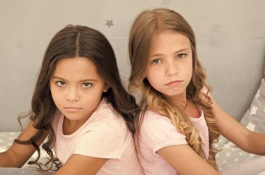 Kırgın hisler. Çocuklardan rahatsız sessizlik tutun. İlişkiler kız ya da arkadaşlarım. İlişkiler sorunları aşmak. Çocukluk arkadaşlığı. Arkadaşlar arka arkaya otur. Bakın rahatsız çocuklar ciddi ve ne yazık ki