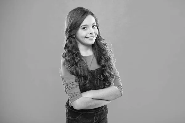 Dia internacional das crianças. moda de criança pequena. Felicidade infantil. menina pequena criança com cabelo perfeito. Menina feliz. Beleza e moda. Beleza pura. Lindo e bonito — Fotografia de Stock