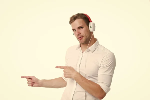 Człowiek w słuchawkach wskazując palcem wskazującym na białym tle. Asystent połączeń centrum pomocy Znajdź kierunek. Pracownik serwisu facet pokazuje kierunek. Spójrz na ten przewodnik. Człowieku Posłuchaj Muzyka Słuchawki — Zdjęcie stockowe
