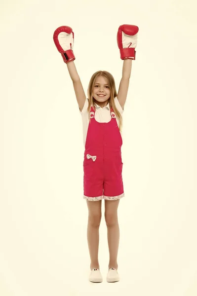 El ganador se lo lleva todo. Chica en la cara sonriente posando con guantes de boxeo como ganador, fondo blanco aislado. El pelo largo del niño celebra la victoria. concepto de poder de las niñas. Niño ambicioso le gusta ganar y el éxito —  Fotos de Stock