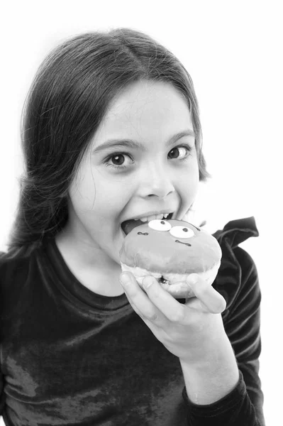 Menina segurar vidro donut fundo branco. Miúda com fome de donut doce. Donut tornar-se tão popular. Níveis de açúcar e nutrição saudável. Infância feliz e guloseimas. Donut quebrar conceito de dieta — Fotografia de Stock