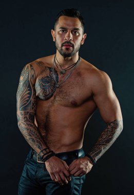 Dövmeli vücut sakallı adam. Maço seksi çıplak gövde kot pantolon ile. Model altı paketi ve AB atlet ile veya sporcu kas göğüs ve karın ile dövme. Spor ya da fitness ve welness