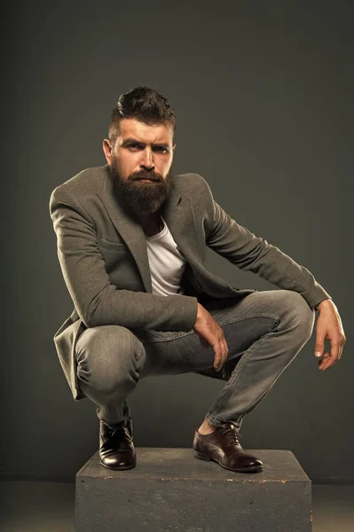 Ele tem estilo. Roupa elegante casual inteligente. Vestuário masculino e conceito de moda. Homem barbudo bem preparado hipster elegante roupa elegante. Confortável e fixe. Roupa casual masculina. Roupa de Hipster — Fotografia de Stock