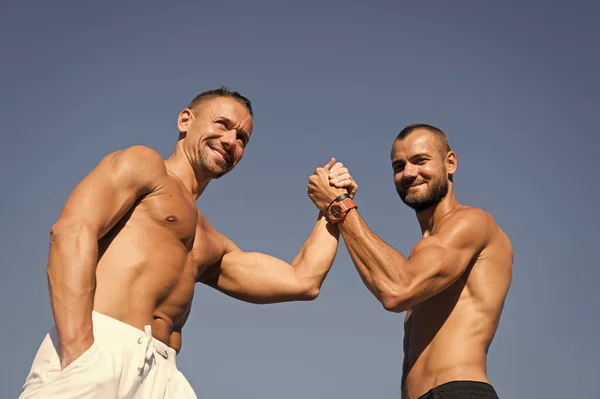 Glad och självsäker. Muskulös män gör Arm Wrestling sport. Lyckliga män åtnjuter god hälsa. Hälsovård. Framgång inom idrotten. Utveckla muskelstyrka och kraft. Nyckeln till framgång är action — Stockfoto