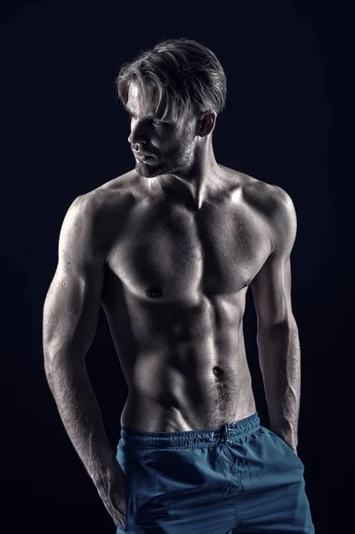 Spectacle Macho torse musculaire en short bleu — Photo