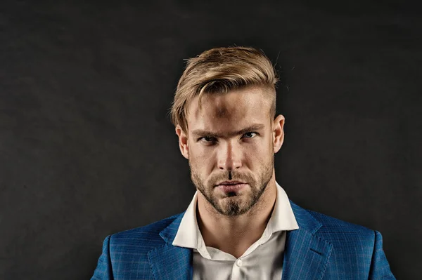 Een man met baard op een ongeschoren gezicht. Zakenman met stijlvol kapsel. Verzorging en haarverzorging in de kapperszaak. Zakelijke mode stijl en trend, vintage — Stockfoto