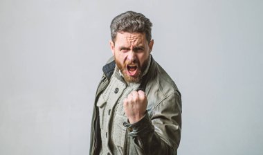Duyguları ile boğulmuş. Olgun adam çığlık bağırarak. Adam acımasız hipster bağırarak yüz sakallı. Bağırarak ve şiddet tehdit. Jest yumruk tehdit. Saldırganlık kavramı. Adam yüksek sesle bağırarak