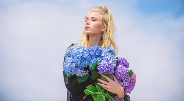 Çiçekler ihale koku. Moda ve güzellik endüstrisi. Kız ihale manken ortanca çiçek buketi tutun. Makyaj ve moda stil. Moda trend bahar. Bahar yeni parfüm parfüm ile tanışın