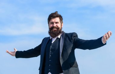 dünyanın tepesinde. Sakallı olgun hipster. bıyıklı vahşi kafkas hipster. üstte olmak. İş adamı gökyüzüne karşı. Gelecekteki başarı. Erkek resmi moda. Sakallı adam. Üst konsepsiyon