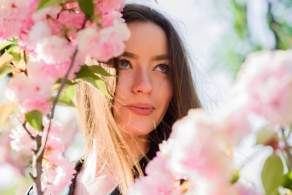 Женщина в весеннем цветке цветет. девушка в вишневом цветке. Цветущее дерево Сакура. натуральная летняя красота. по уходу за кожей и спа. Натуральная косметика для кожи. запах цветов, аллергия. Весна повсюду — стоковое фото