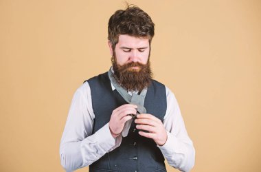 Adam hipster düğüm yapın çalışın sakallı. Kravat knot bağlama farklı yolları vardır. Erkeklik sanatı. Nasıl kravat bağlamayı. Yakana kadar ve boynuna kravat ile başlar. Basit düğüm bağlamak nasıl