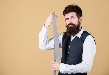 Kravat hem şık hem de zariftir. Şık bir iş adamı. Şık kravat tutan sakallı adam. Şık kıyafetler ve aksesuar giyen acımasız adam. Moda hipster tarzında moda modeli, kopya alanı