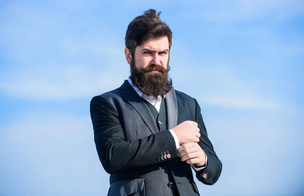 Homem terno formal ajustando jaqueta. Moda masculina roupa masculina formal. Tendência moda. Barba de homem e bigode usam roupas formais. Exactamente. Homem de negócios barbudo rosto céu fundo. Roupa sem falhas — Fotografia de Stock