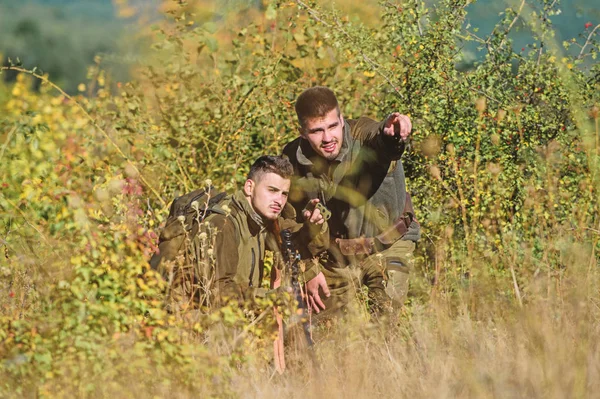 Fuerzas del ejército. Camuflaje. Cazadores de hombres con rifle. Campamento de entrenamiento. Amistad de hombres cazadores. Moda uniforme militar. Habilidades de caza y equipo de armas. Cómo convertir la caza en hobby. nueva experiencia —  Fotos de Stock