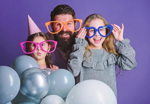 Feliz día de los padres. Feliz familia celebrando la fiesta de cumpleaños. Tener una celebración familiar. Fiesta familiar. Familia de padre e hijas con gafas de fiesta. Padre y niña niños disfrutando de la fiesta —  Fotos de Stock