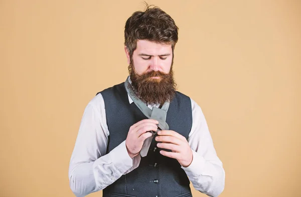 Homem hipster barbudo tentar fazer nó. Diferentes maneiras de amarrar nós de gravata. Arte da masculinidade. Como amarrar gravata. Comece com o colarinho para cima e a gravata ao redor do pescoço. Como amarrar nó simples — Fotografia de Stock