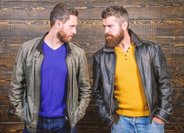 Acımasızlık güveni ve erkeklik bağı. Gerçek bir erkek öfkesi. Vahşi sakallı hippi erkekler. Erkeklik fışkırıyor. Kendine güvenen rakipler sert bakışlar atar. Erkeklik kavramı. Erkeklik özellikleri