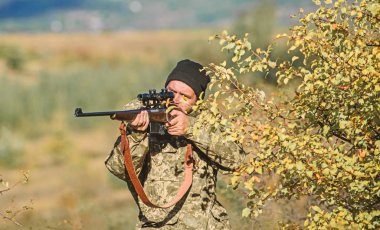 İnsan avcısı tüfek tabanca ile. Boot camp. Sakallı adam avcısı. Ordu kuvvetleri. Kamuflaj. Askeri üniforma. Avcılık beceri ve silah donanımları. Nasıl av hobi içine bırakılır. Eylem askeri operasyon