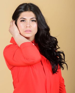 Kozmetoloji ve güzellik ipuçları. Bayan sağlıklı güzel parlak cilt yüz makyaj. Kadın güzelliği. Kadın güzel esmer kız makyaj yüz. Güzellik salonu. Cilt bakımı ve tedavisi. Kozmetoloji servisi