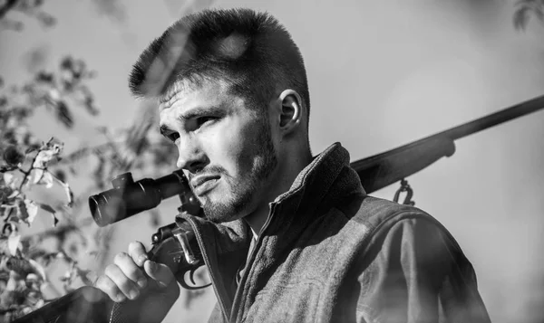 라이플 총을 가진 남자 사냥꾼입니다. 부트 캠프입니다. 사냥 능력 및 무기 장비입니다. 어떻게 사냥에 취미를 설정 합니다. 군사 유니폼 패션입니다. 수염 난된 남자 사냥꾼입니다. 육군 부 대입니다. 위장. 그의 카리스마로 무장 — 스톡 사진