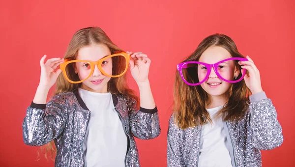 Ragazze divertenti occhiali grandi sorriso allegro. Festa di compleanno. Buona infanzia. I bambini allegri sinceri condividono la felicità e l'amore. Gioioso e allegro. Concetto di sorellanza. Fratelli di relazioni amichevoli — Foto Stock