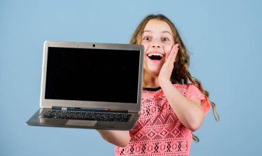 Blog konsepti. Dizüstü bilgisayarı olan küçük bir kız. Bilgisayarı kullanan küçük bir çocuk. Dijital teknoloji. Çocuk laptopla çalışıyor. İnternette sörf yapmak. Kendi blogunu oluştur. Kişisel blog. Sosyal ağlar ve günlük