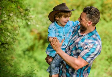 Güç, baba olmaktır. Köylü ailesi. Şirin bir kovboy. Bahçede küçük bir yardımcı. Doğada yaşayan küçük bir çocuk ve baba. Macera ruhu. Babam gibi güçlüyüm. Çocuk eğleniyor kovboy baba.