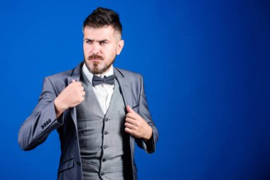Gerçek bir beyefendi. Papyonlu sakallı bir iş adamı. Resmi takım elbiseli sakallı adam. Olgun illüzyonist. Gelin damat düğüne hazır. esthete. Şık bir sanat yönetmeni. Modern hayatta iş. Boşluğu kopyala